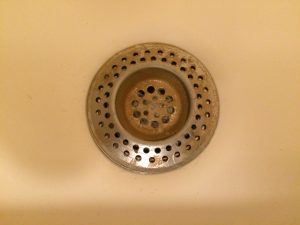 rooster op een douche afvoer beperkt verstoppingen